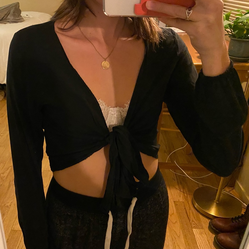 Long sleeve, cropped tie top
